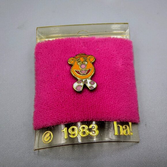 Muppets Fozzie Bear Face Pinback Lapel Pin Enamel Metal Vintage 1983 ha! - Picture 3 of 5